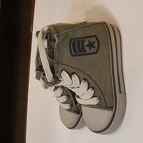 Gap todler size 7 sneakers - Picture 3 of 5